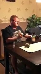 Este hombre está jugando a piedra, papel o tijera con una roca !