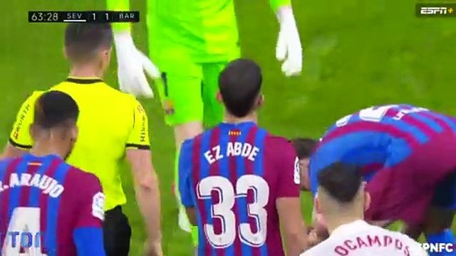 Football : Jules Koundé vrille face à Jordi Alba et lui balance le ballon en plein visage