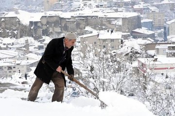 BİTLİS'TE, KARDAN KAPANAN YOLLAR İÇİN YOĞUN ÇALIŞMA