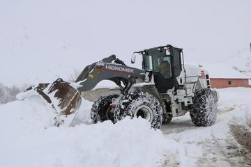 HAKKARİ'DE KAPANAN YOLLARIN AÇILMASI İÇİN ÇALIŞMALAR SÜRÜYOR