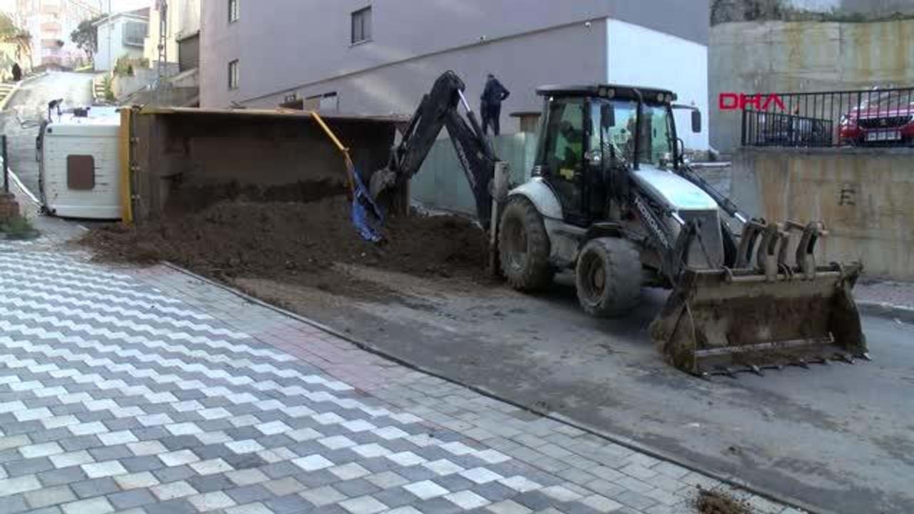 İSTANBUL-PENDİK'TE HAFRİYAT KAMYONU DEVRİLDİ, YOL KAPANDI