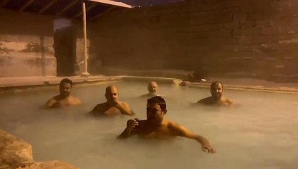 Kar yağarken kaplıcaya girip, çaylı tanıtımını yaptılar