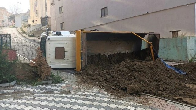 Yokuşu çıkamayan kamyon devrildi! Facia ucuz atlatıldı