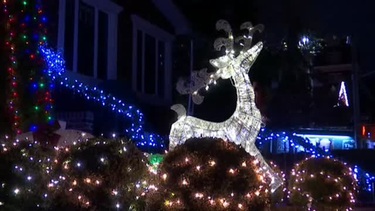 Un barrio de Brooklyn en Nueva York ilumina las casas y atrae a miles de visitantes