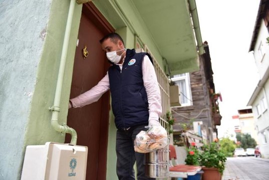 Takdir toplayan hareket! Her gün bin 500 kişilik yemeği ihtiyaç sahipleriyle buluşturuyorlar