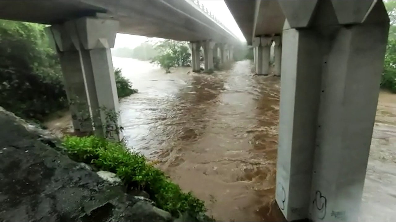 Fortes pluies : Sous le pont de la Rivière des Roches