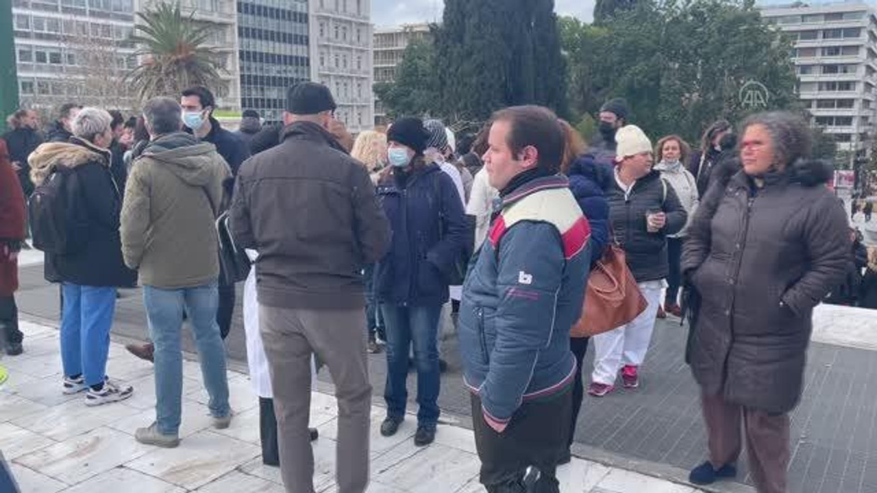 Yunanistan'da zorunlu Kovid-19 aşısına karşı protesto gösterisi