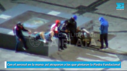 Con el aerosol en la mano así atraparon a los que pintaron la Piedra Fundacional