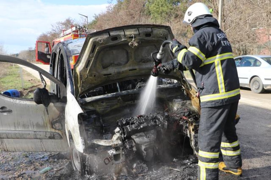Kapıkule'den Türkiye'ye giriş yapan yabancı plakalı araçta çıkan yangın söndürüldü