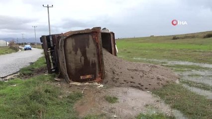 Sahilden kum çalıp jandarmadan kaçan kamyon kontrolden çıkıp devrildi