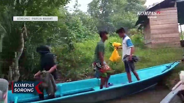 Warga Terisolir Di Jemput Anggota Polres Sorong Untuk Vaksinasi Covid-19