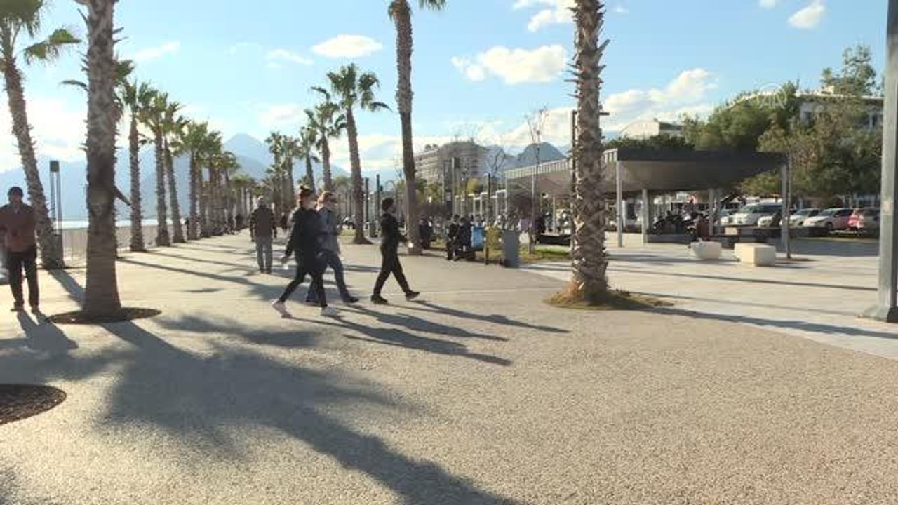 Güneşli havayı fırsat bilenler sahillerde vakit geçirdi