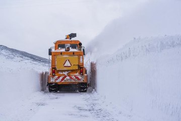 "Kar kaplanları"nın 3 metreye ulaşan karda zorlu yol açma çalışması sürüyor