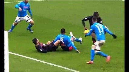 الحكم يحرم ميلان من التعادل أمام نابولي بسبب لاعب مستلقي أرضاً