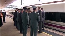 El Rey Felipe VI baja en la estación de tren de Zamora durante la inauguración del AVE Galicia