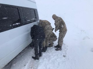 BİTLİS'TE TİPİDE YOLDA KALAN 2 SERVİSTEKİ 20 ÖĞRENCİYİ JANDARMA KURTARDI
