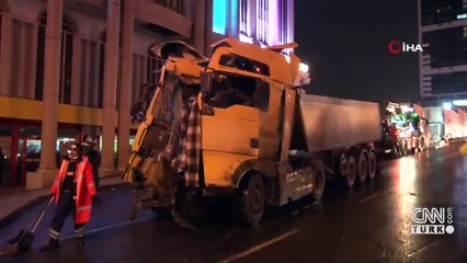 Hafriyat kamyonu köprüye çarptı