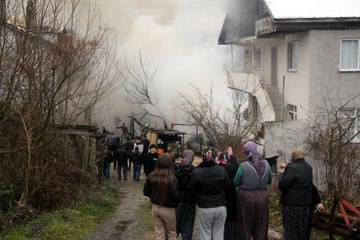 Yanan ahır ve samanlığına müdahaleyi korkuyla izledi
