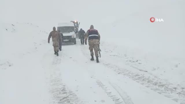Kar ve tipide mahsur kalan 20 öğrenci kurtarıldı