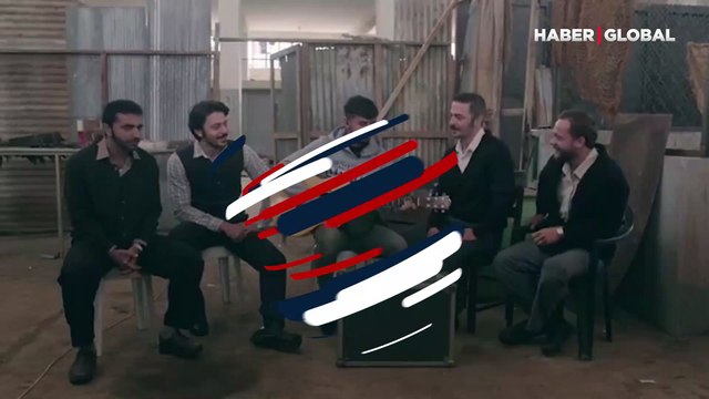 Kıbrıs Zafere Doğru dizi setinde eğlenceli anlar! Ahmet Kural set çalışanları ve oyuncularla türkü söyledi