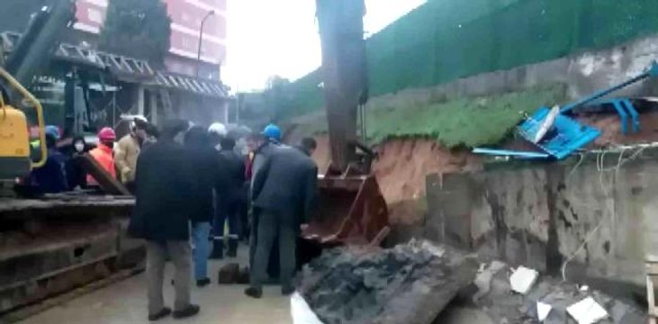 Tuzla'da istinat duvarı çöktü, işçi altında kaldı