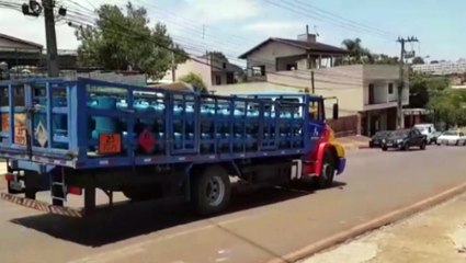 Pane em caminhão deixa trânsito lento na Rua Europa com a Rua Ipanema