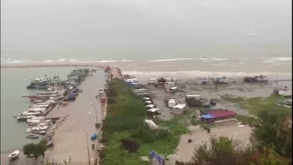 Kuvvetli fırtına ve sağanak nedeniyle deniz taştı