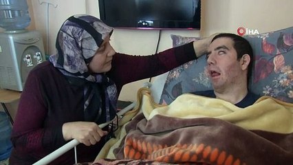 Amansız hastalık... 8 yıldır gözlerini kırpamıyor, adeta kan ağlıyor