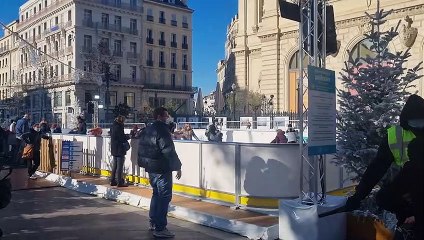 Les marseillais profitent de la patinoire sur la Canebière