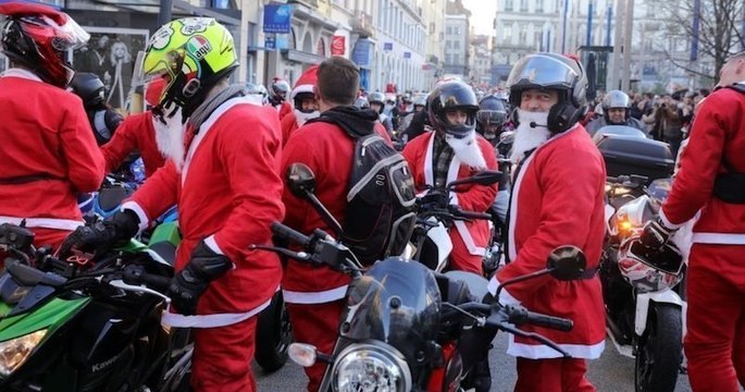Des milliers de Pères Noël en moto défilent dans toute la France pour les enfants malades ou défavorisés
