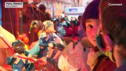 Multidões fazem as últimas compras de Natal de máscara em Paris