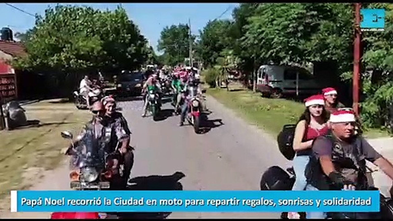 Papá Noel recorrió la Ciudad en moto para repartir regalos, sonrisas y solidaridad