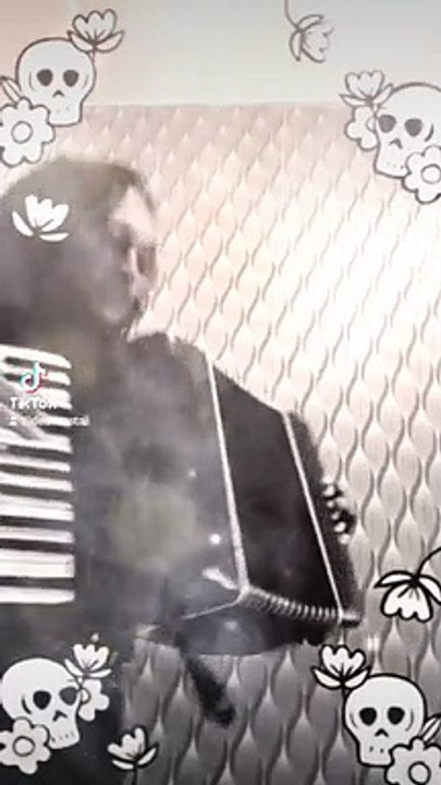 Akordian tua berlegar ke udara