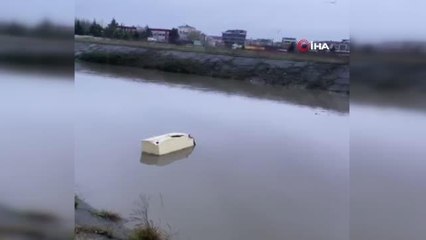 Dereye atılan buzdolabı görenleri şaşkına çevirdi