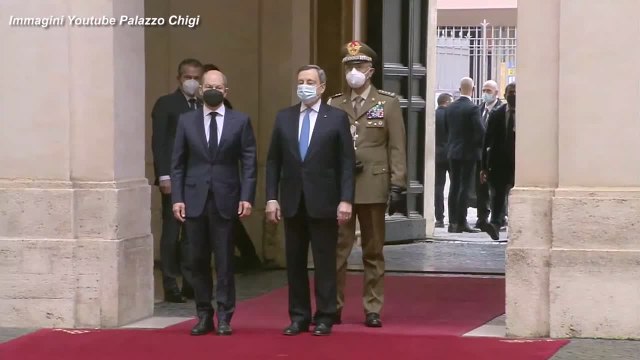 Prima visita in Italia per Olaf Scholz, a Palazzo Chigi risuonano gli inni nazionali
