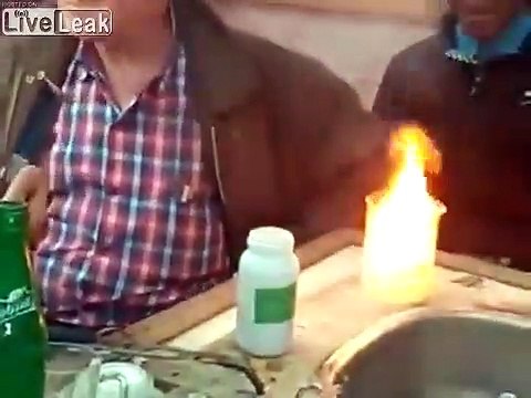 L'expérience enflammée de ce prof de chimie finit mal