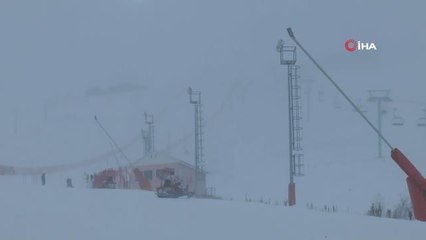 Şiddetli kar fırtınası Palandöken'de kayak yapanlara zor anlar yaşattı