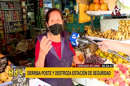 Cercado de Lima: conductor impacta su auto contra poste de seguridad y lo derriba