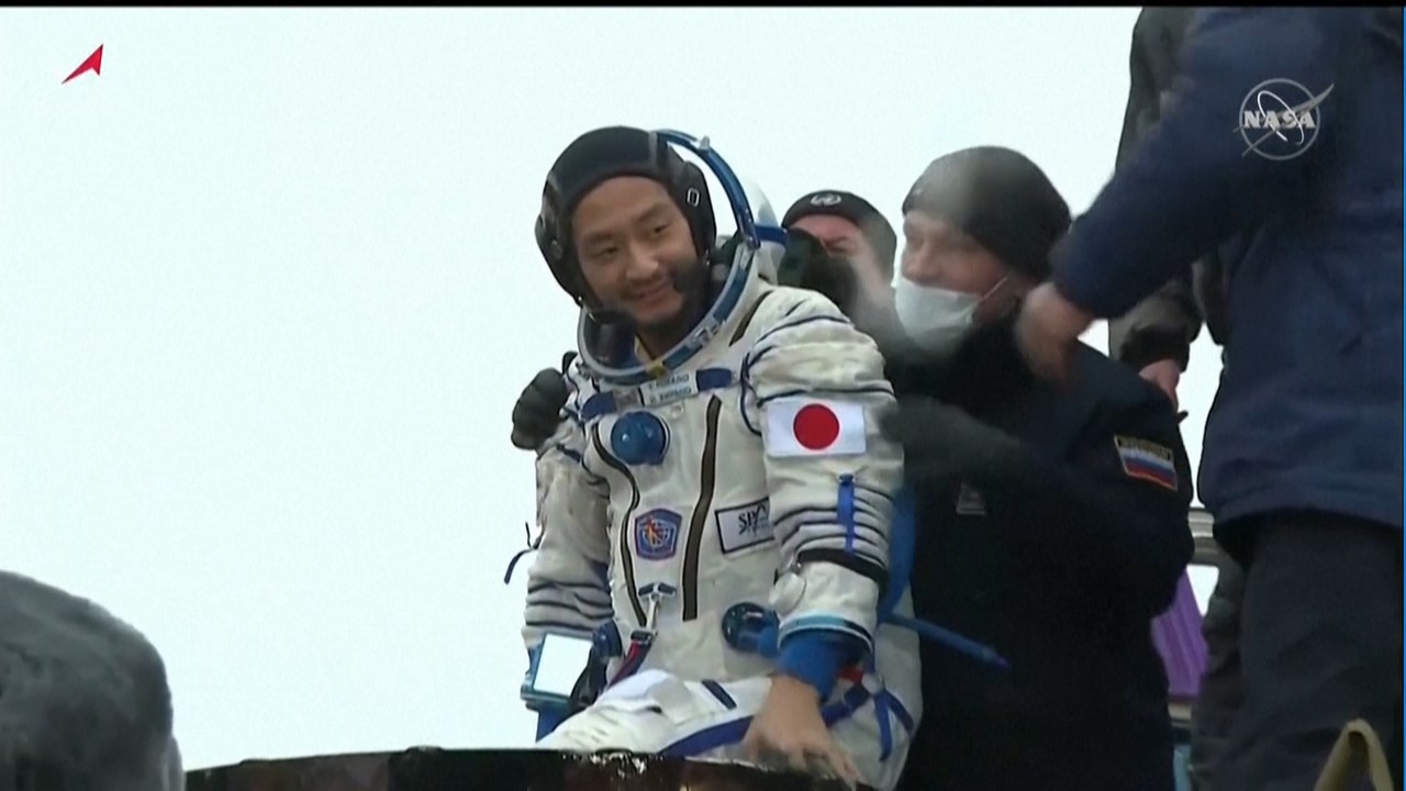 Un milliardaire japonais revient d'un voyage to...