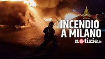 Incendio a Milano, fiamme in un piazzale di sosta: roghi ed esplosioni tra auto e container