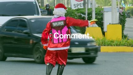 Filippine, vigile urbano dirige il traffico in costume da Babbo Natale