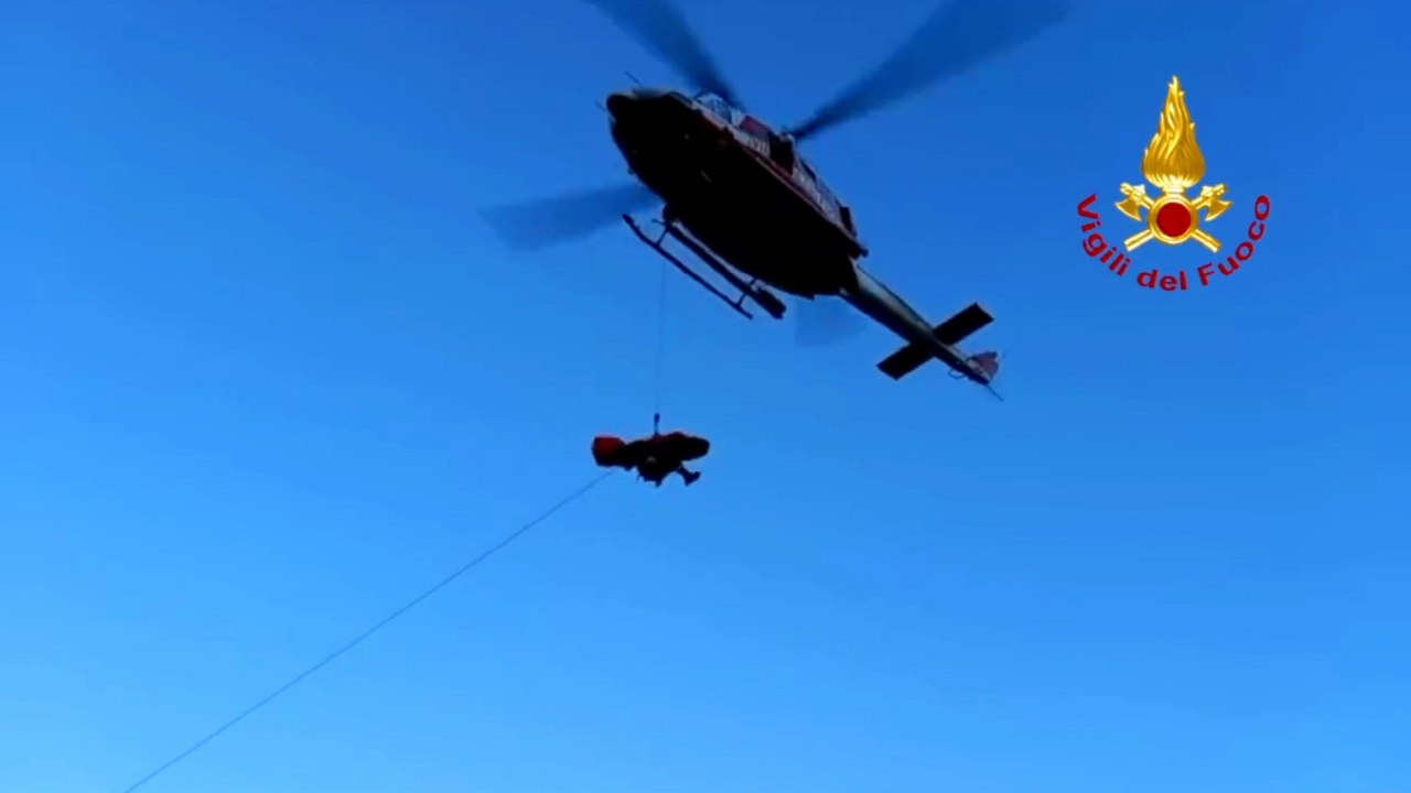 Italian Firefighters Rescue Injured Hiker On Mountain Ridge.mp4