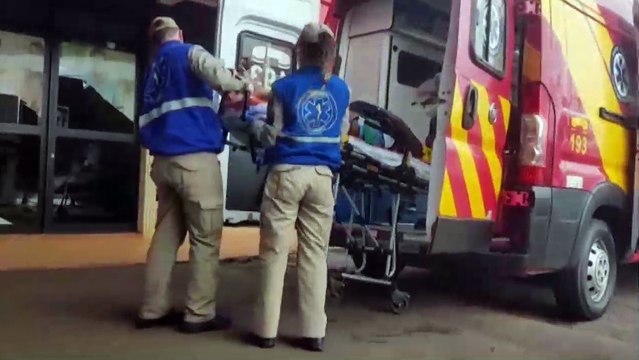 Ciclista de 24 anos sofre suspeita de fratura em perna ao sofrer queda na Região do Lago