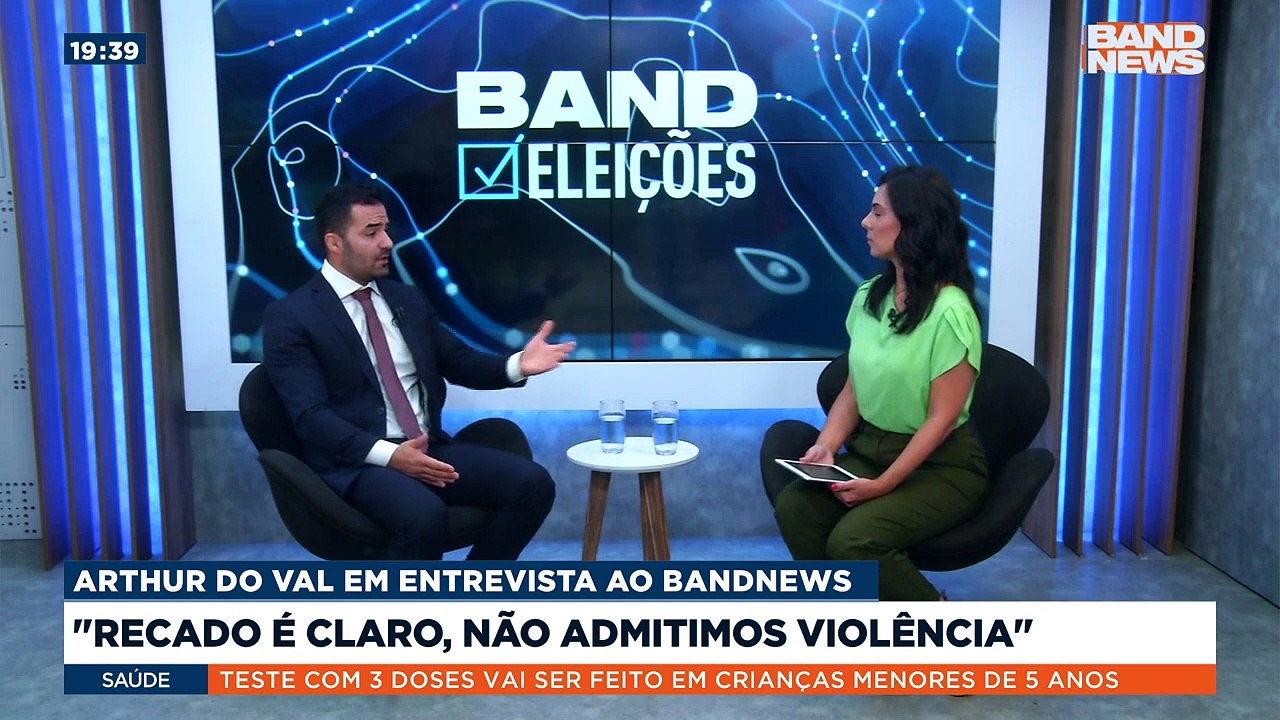 O deputado estadual Gil Diniz tentou arrancar o celular das mãos do colega Arthur do Val enquanto este filmava um protesto de manifestantes.