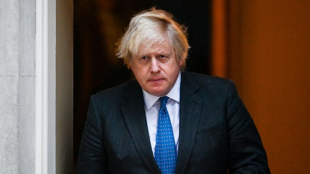 مواجهة بريطانيا للمتحور أوميكرون قد تؤدي إلى إسقاط جونسون من الحكومة