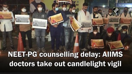 Скачать видео: NEET-PG counselling delay: AIIMS doctors take out candlelight vigil