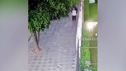 Jovem é esfaqueado pelas costas quando voltava do mercado para casa