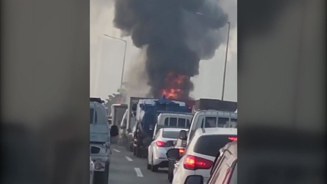 수도권순환고속도 계양나들목 시내 버스 화재...인근 도로 정체 / YTN