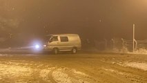 Kar üstünde drift yapan sürücüler polisi görünce kaçtı
