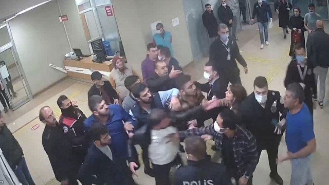 İki aile arasındaki kavgada bir kadın hastane önünde silahla vuruldu